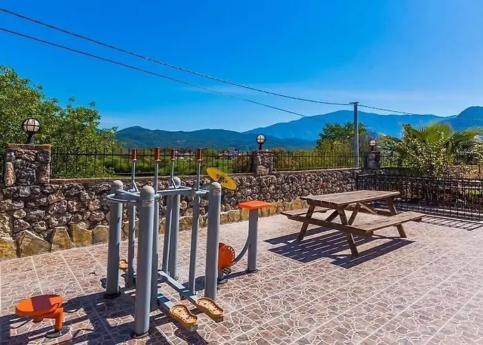 Vilă Ege Stone Korunakli Ve Isitmali Havuz Jakuzi Fethiye