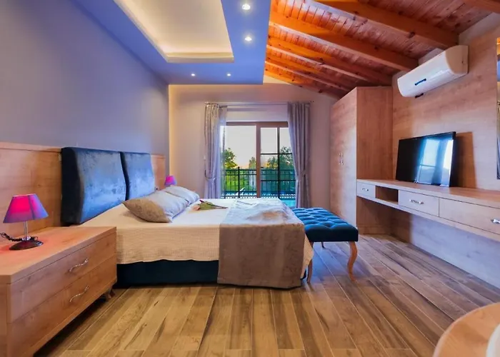 Ege Stone Korunakli Ve Isitmali Havuz Jakuzi Vilă Fethiye